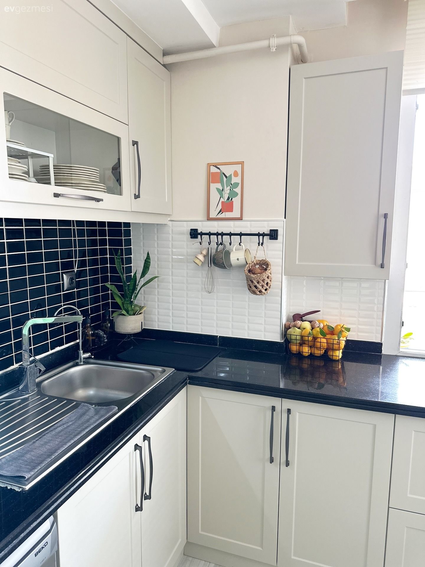 Kırmızı Dolaplarla Vedalaşan Bu Mutfak Ferahlığa Adım Atmış