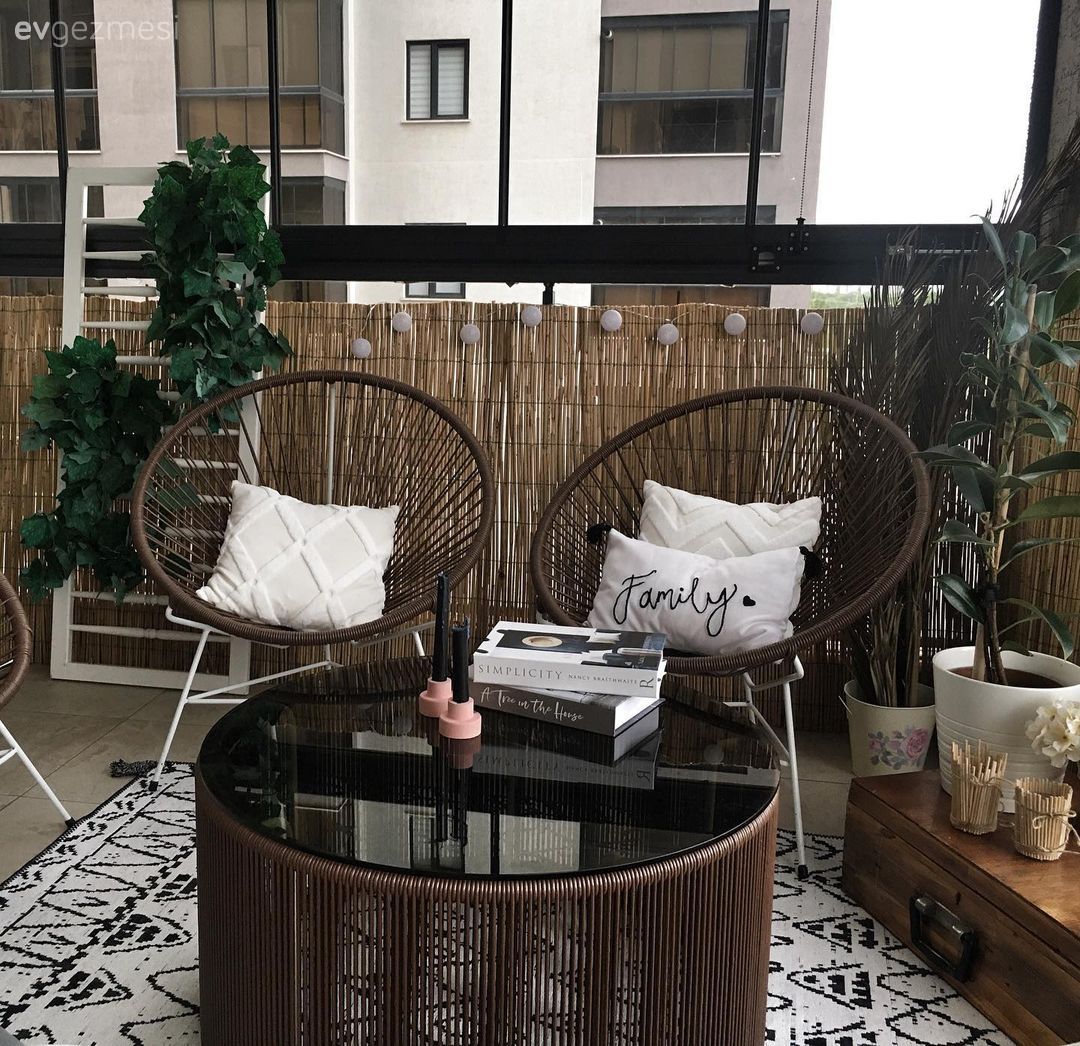 Balkon, Kahverengi, Bohem Dekorasyon, Hasır, Balkon masası, Sandalye, Balkon halısı, Saksı, Kırlent, Ev tekstili, Ev bitkisi
