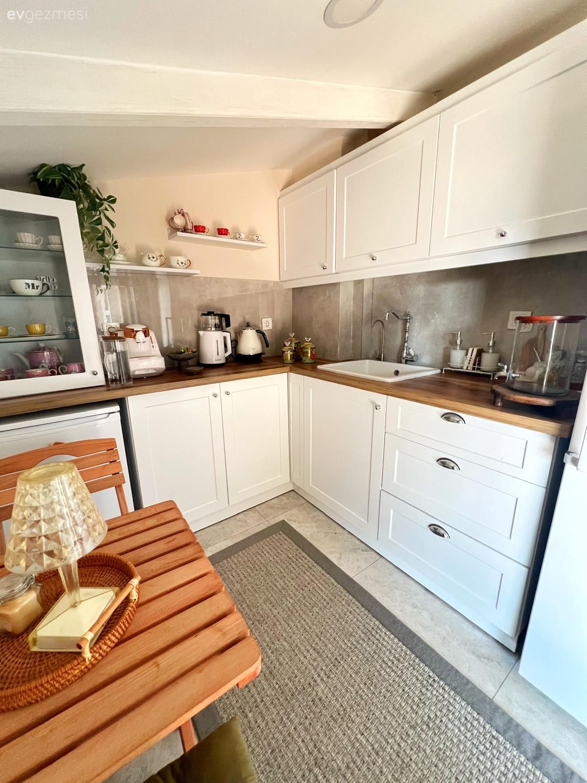 Mutfak, Country, Country mutfak, Ahşap mutfak tezgahı, Mutfak tezgahı, Gri, Tezgah arası seramik, Mutfak tezgah arası, Mutfak masası, Mutfak sandalyesi, Mutfak aksesuarları, Mutfak halısı