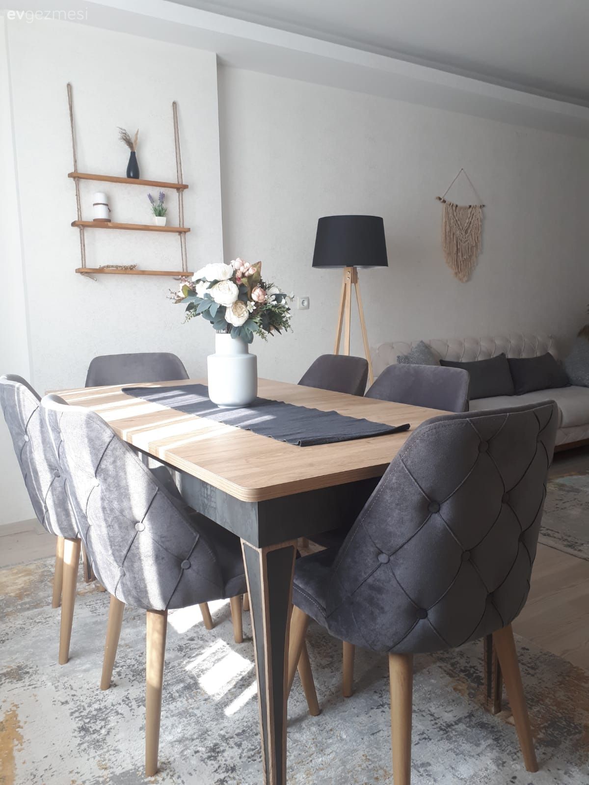 Yemek masası, Sandalye, Duvar rafı, Duvar dekorasyonu, Vazo, Ev Aksesuar, Runner, Ev tekstili, Antrasit  , Krem, Lambader, Aydınlatma, Makrome duvar dekoru