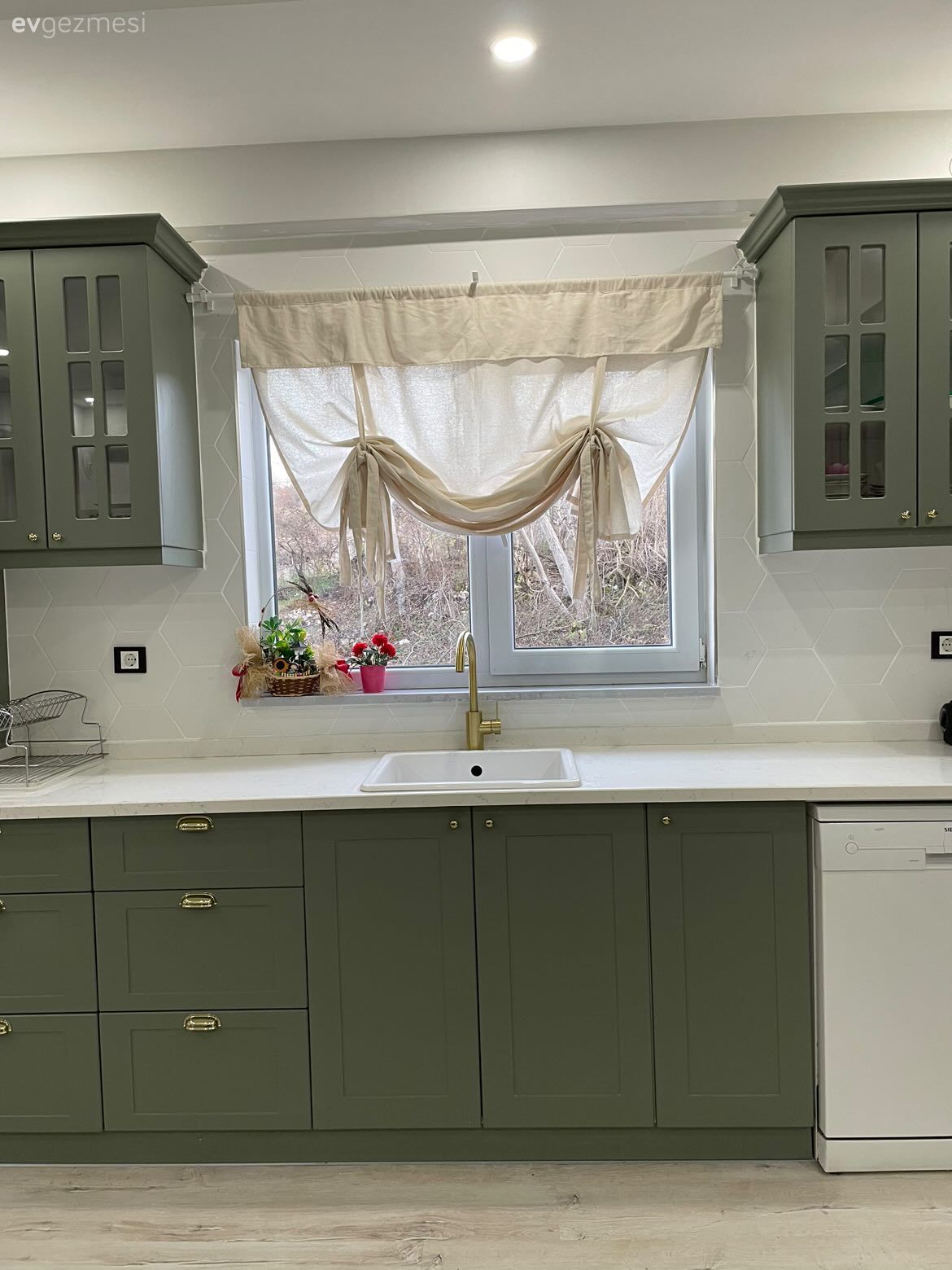 Mutfak, Gri, Beyaz, Krem, Mutfak tezgahı, Mutfak tezgah arası, Tezgah arası doğal taş, Mutfak perdesi, Mobilya kulp ve ayakları