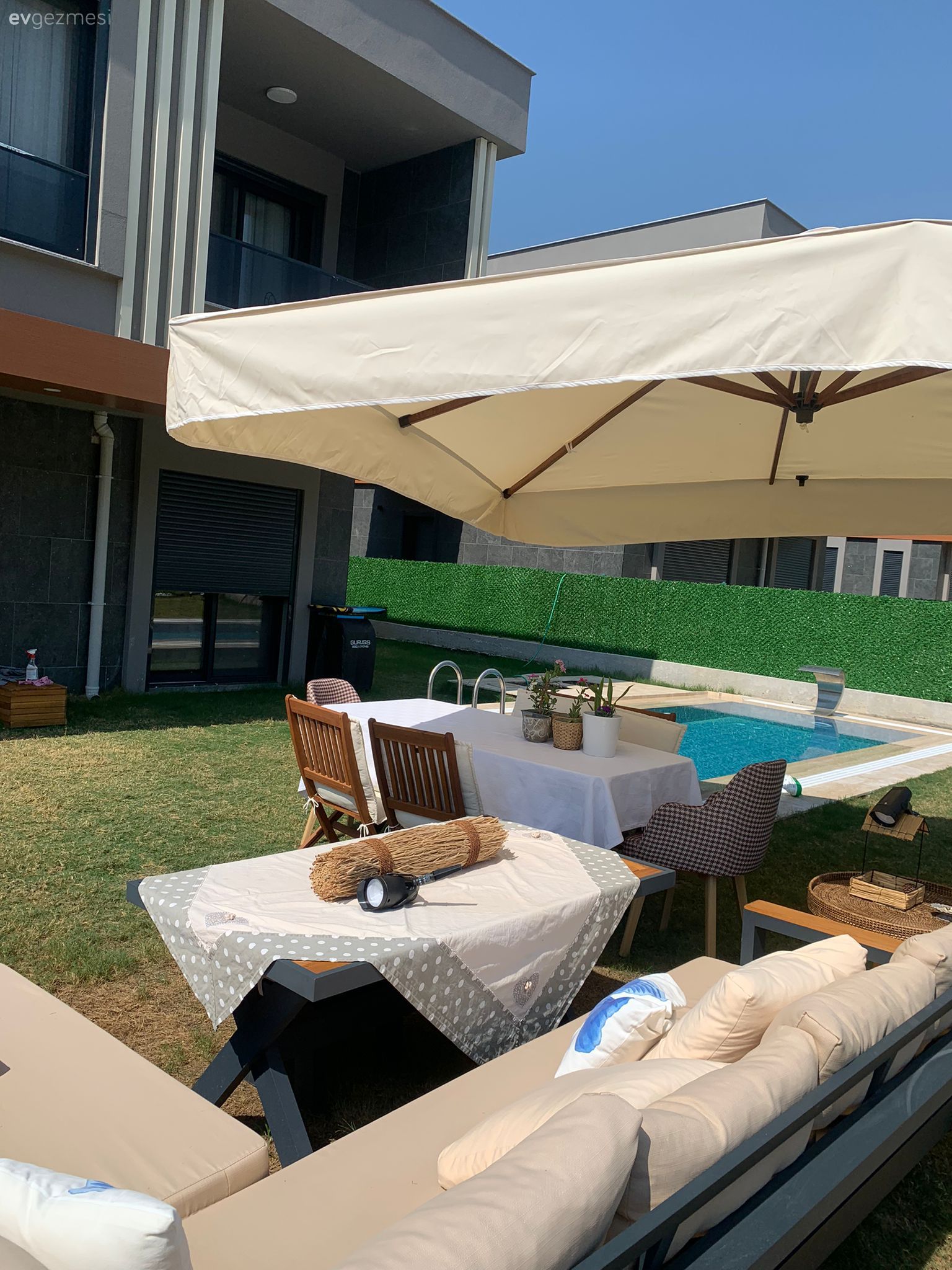 Kuşadası'ndaki Bu Evde Doğal Materyaller Koyu Pigmentlerle Buluşmuş!