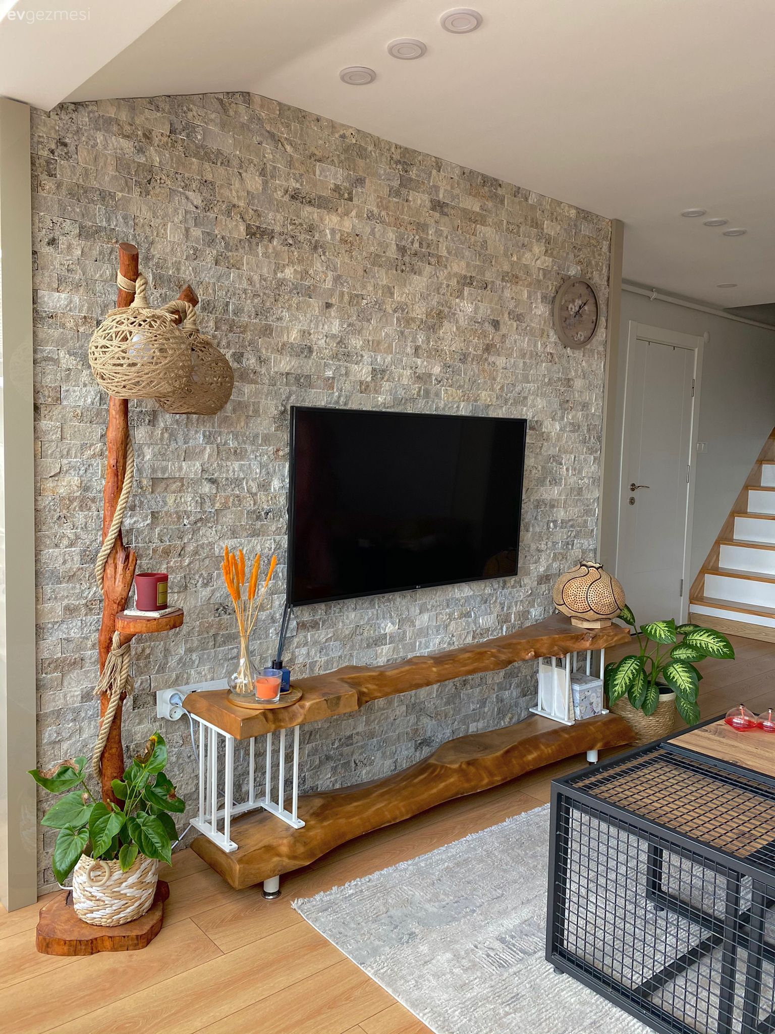 Ahşap Mobilya, Taş duvar, Duvar dekorasyonu, Tv ünitesi, Masif ahşap, Lambader, Aydınlatma, Rustik, Halı, Bej, Orta sehpa, Sehpa, Merdiven