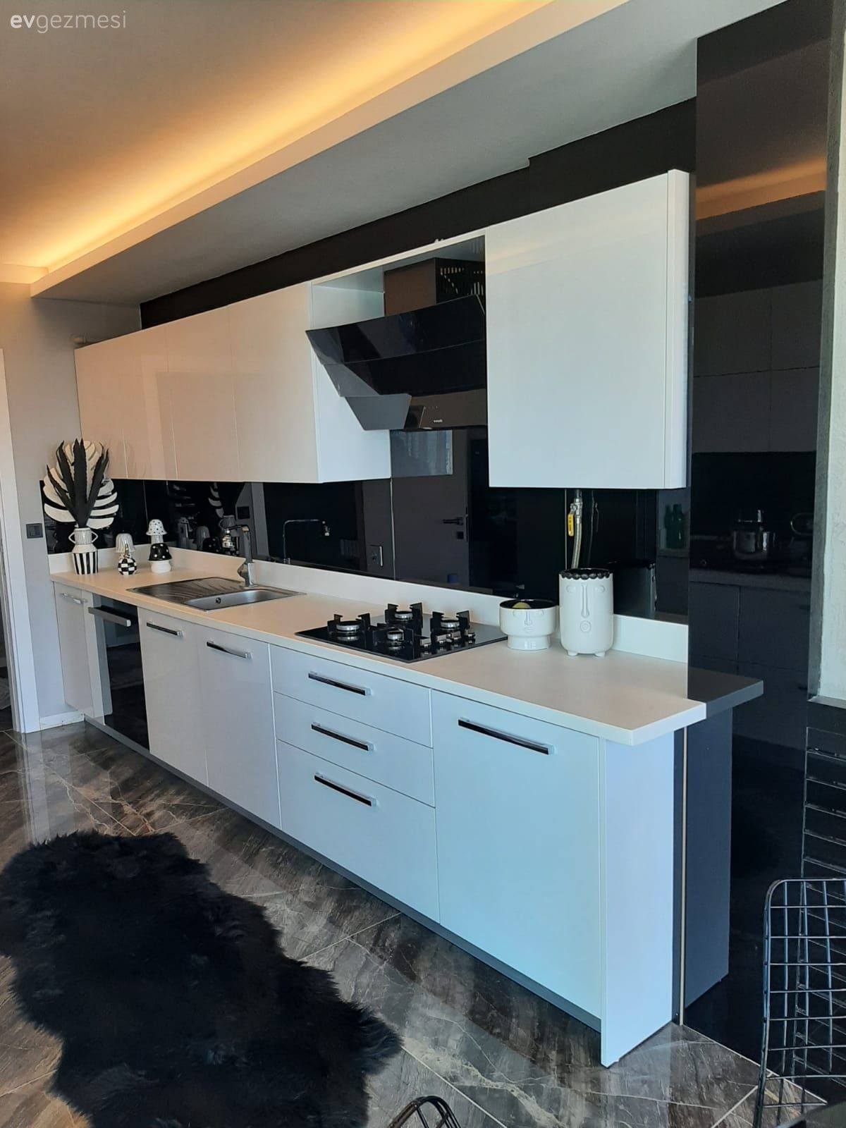 Mutfak tezgahı, Mutfak, Mutfak tezgah arası, Siyah, Beyaz, Mutfak halısı, Led aydınlatma, Aydınlatma