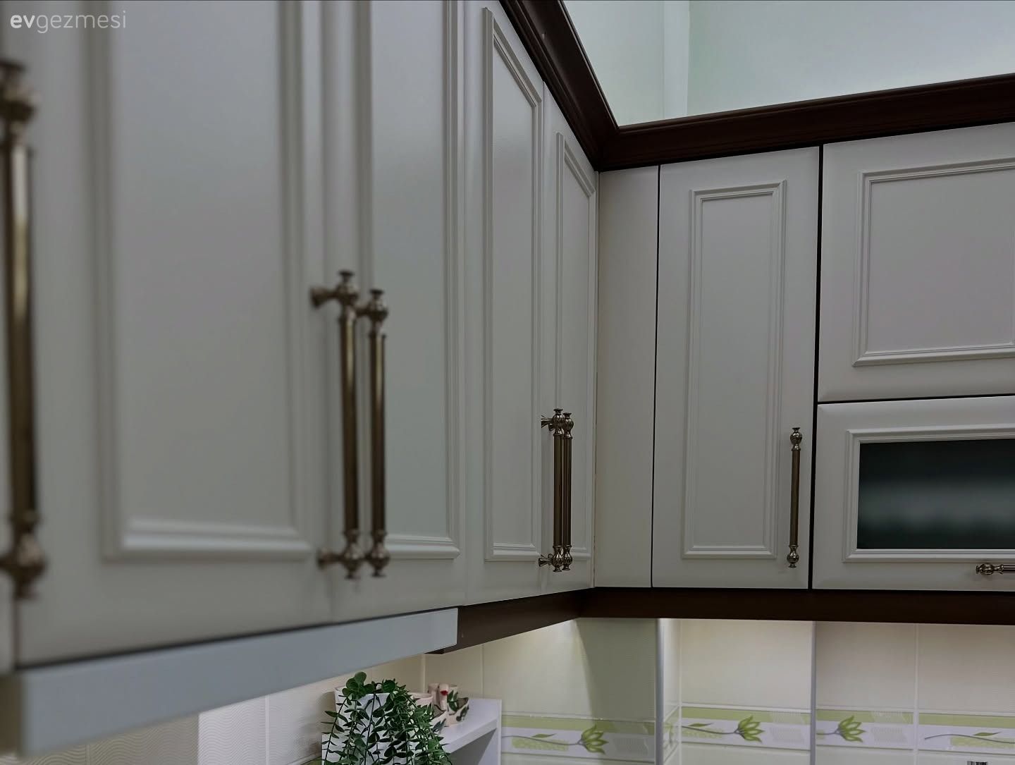 Bu Mutfaktaki Sararmış Dolaplar Uygun Maliyetle Yenilenmiş