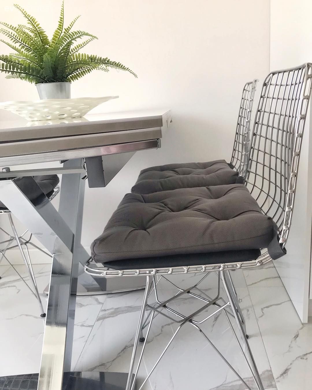 Mutfak masası, Metal sandalye, Sandalye, Yapay çiçekler