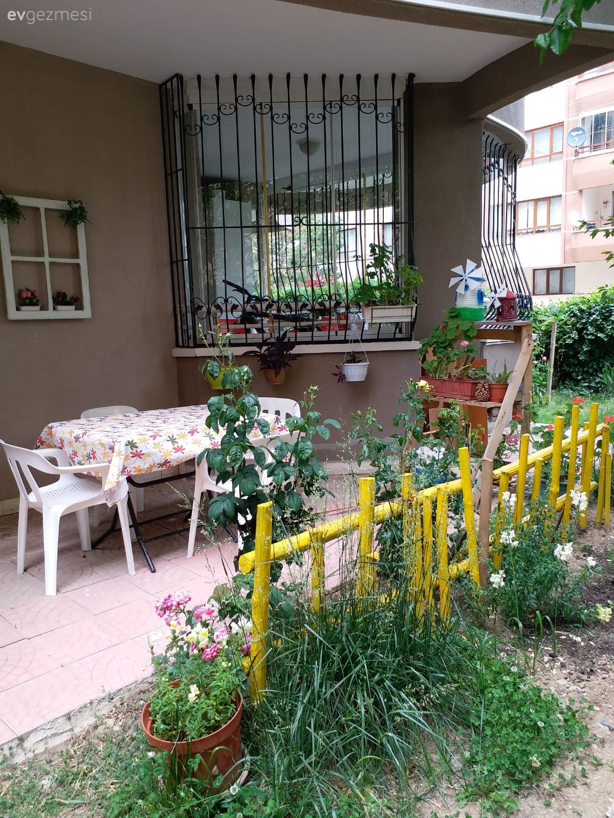 Bahçe, Çiçekler, Bahçe masası, Sandalye, Saksı