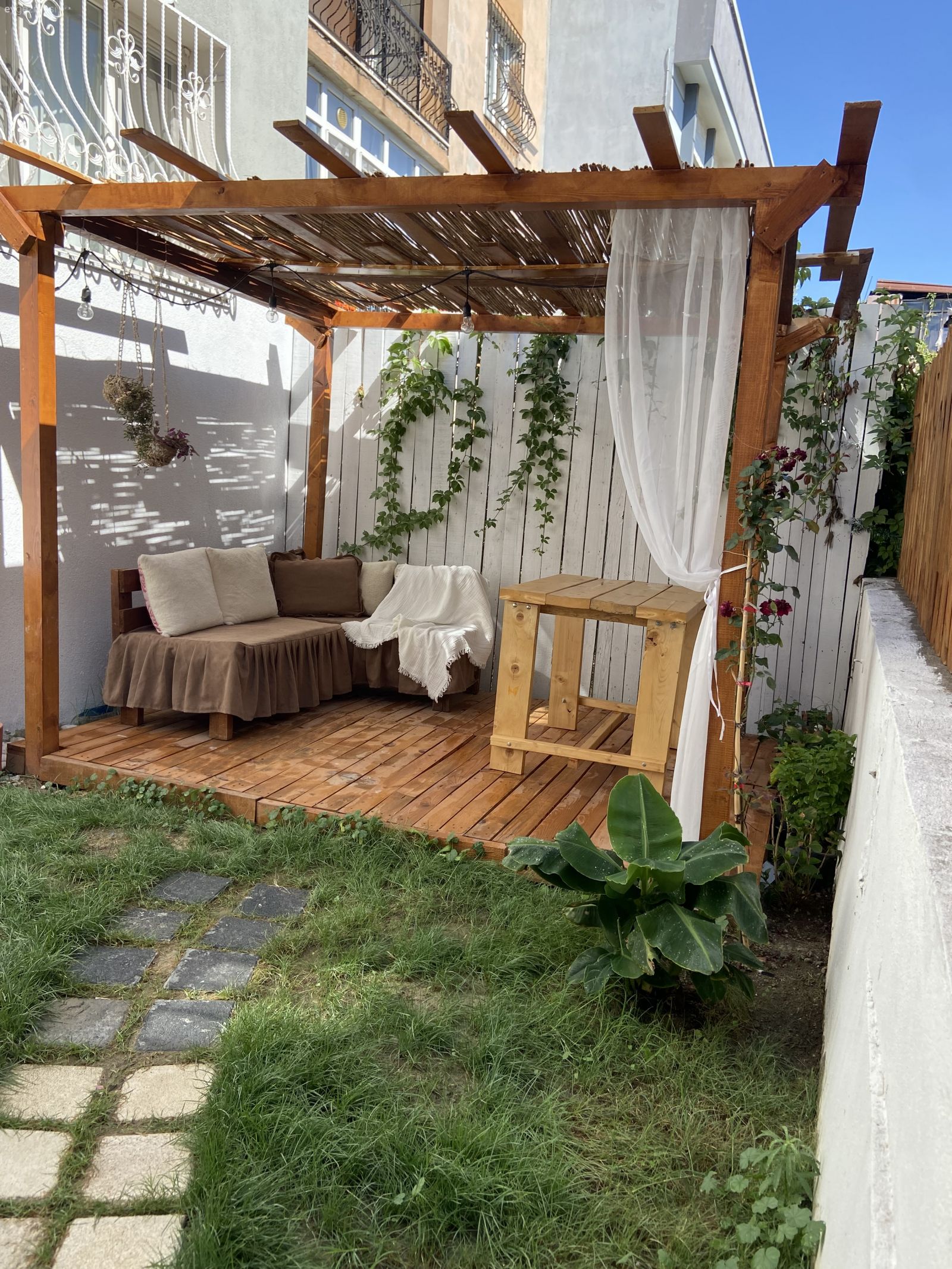 En Uygun Maliyetle Pergola Nasıl Yapılır?