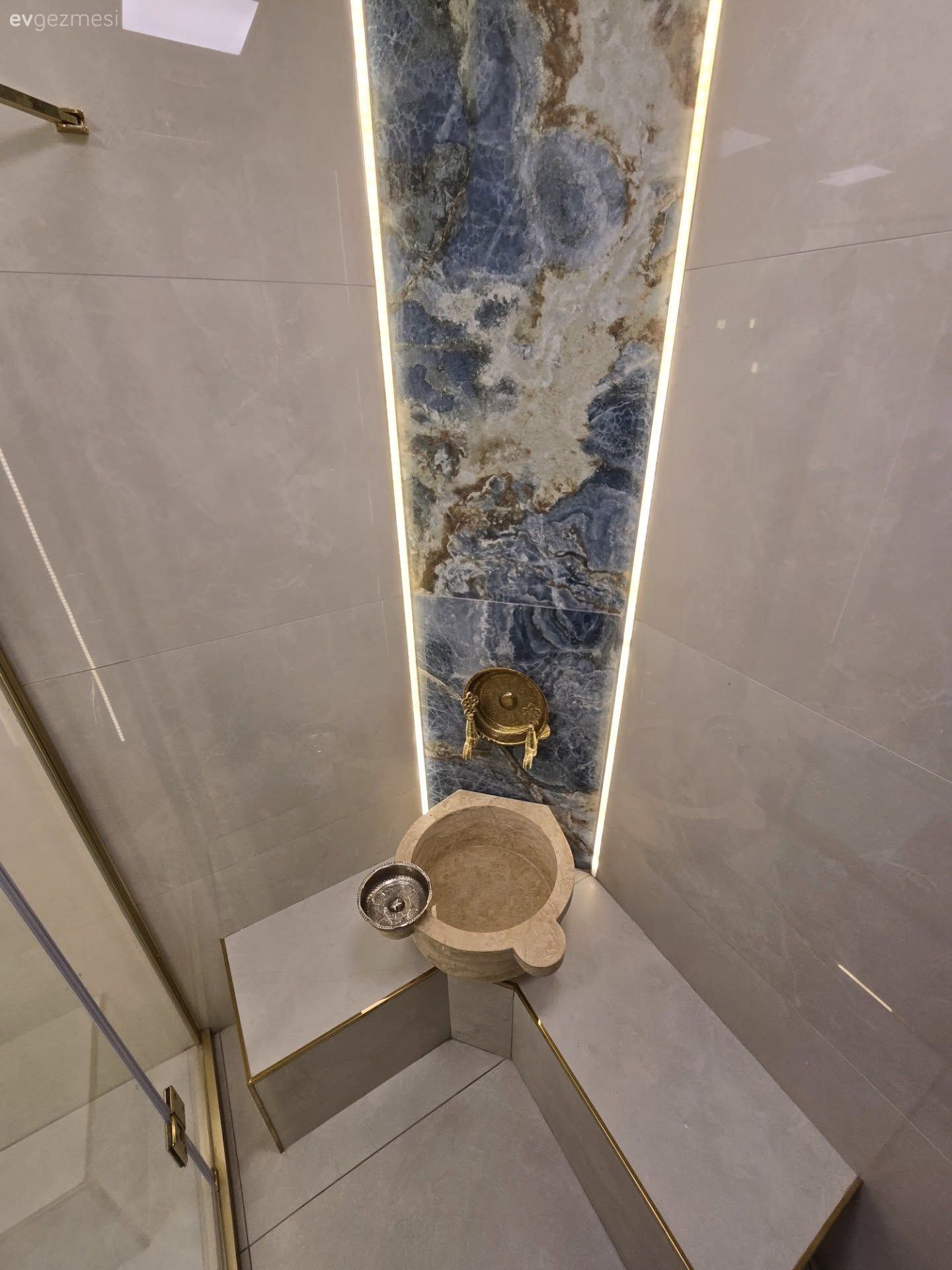 Bu Banyonun Her Köşesi Dikkatleri Üstüne Çekmekte Başarılı