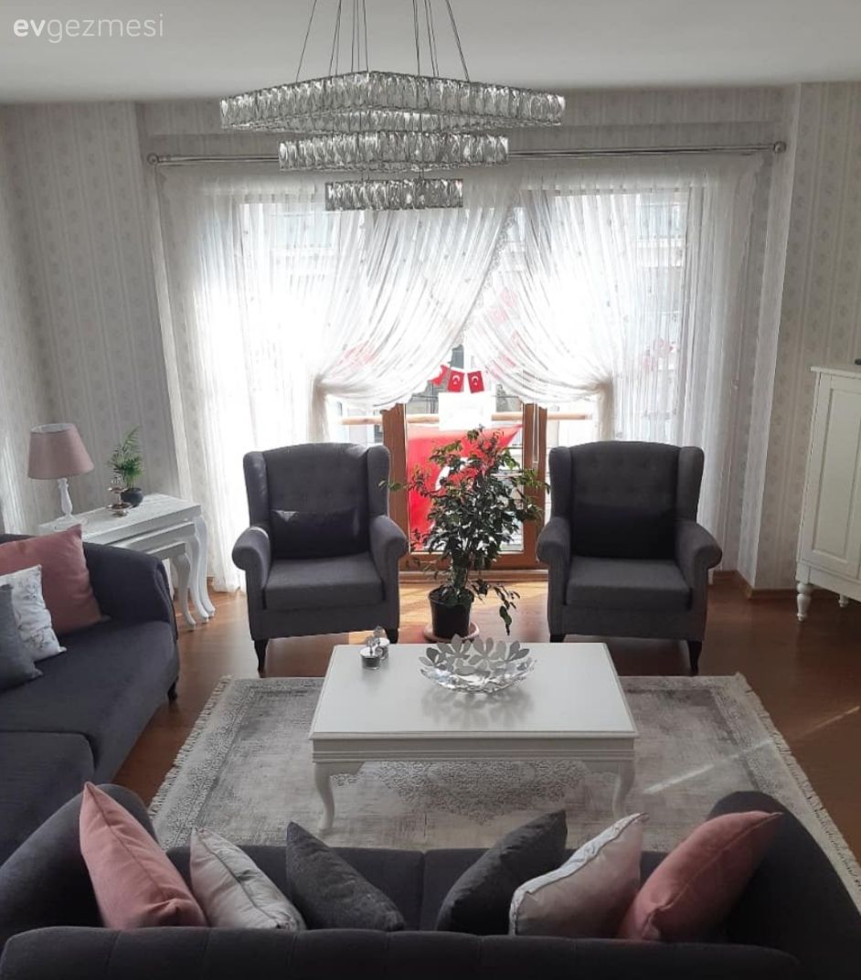 Salon, Country, Koltuk takımı, Orta sehpa, Sehpa, Gri, Beyaz, Pudra pembe, Halı, Salon halısı, Berjer, Tül perde, Perde, Ev bitkisi, Avize, Aydınlatma, Salon avizesi