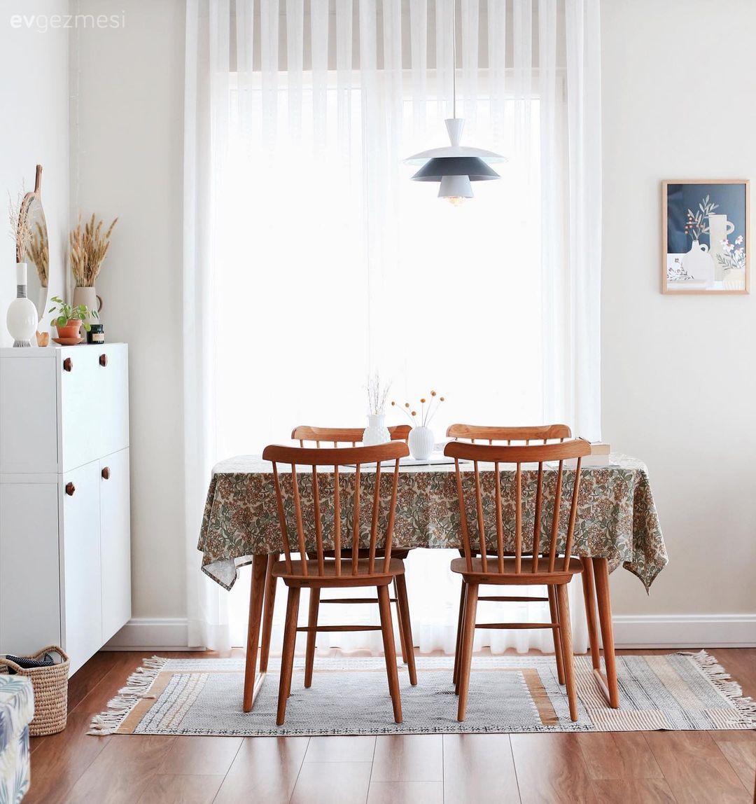Yemek Odası, Beyaz, Vizon, İskandinav, Yemek masası, Sandalye, Tül perde, Perde, Avize, Aydınlatma, Yemek odası avizesi, Vazo, Ev Aksesuar, Pampas otu, Tablo, Duvar dekorasyonu, Halı, Ahşap Mobilya, Vitrin