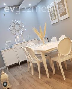 Yemek Odası, Yemek masası, Sandalye, Beyaz, Duvar panosu, Duvar dekorasyonu, Konsol, Konsol üzeri dekoratif objeleri, Tablo, Şamdan, Ev Aksesuar, Pampas otu, Parke