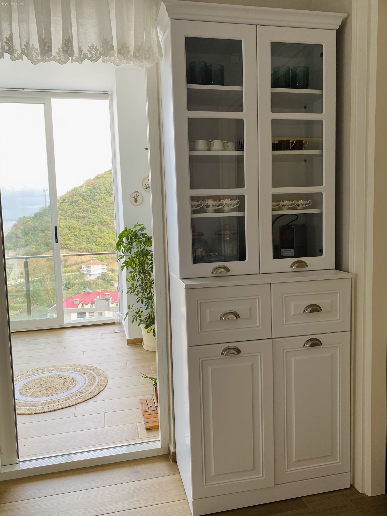 Shaker kapaklı dolaplar, Vitrin, Beyaz