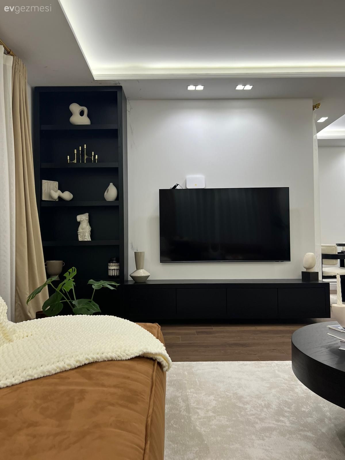 Salon, Siyah, Beyaz, Krem, Tv ünitesi, Tv ünitesi aksesuarları, Ev Aksesuar, Dekoratif Objeler, Halı, Salon halısı, Yuvarlak sehpa, Sehpa, Kahverengi