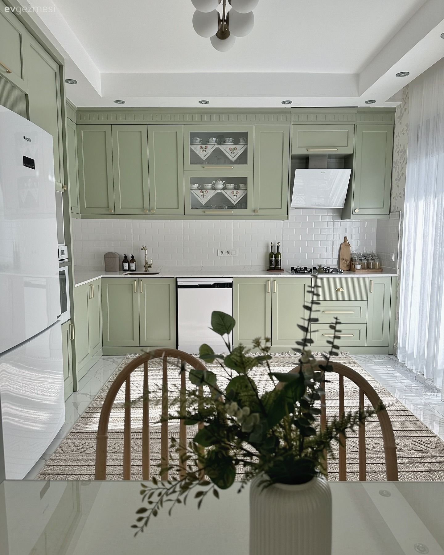 Yeşil Dolaplı Bu Country Mutfak Her Detayıyla Enerjiyi Yükseltiyor