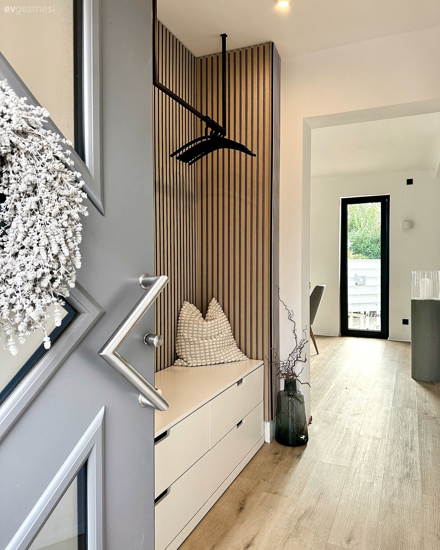 Bu Yüksek Tavanlı Evde Modern Stil Oldukça Belirgin!