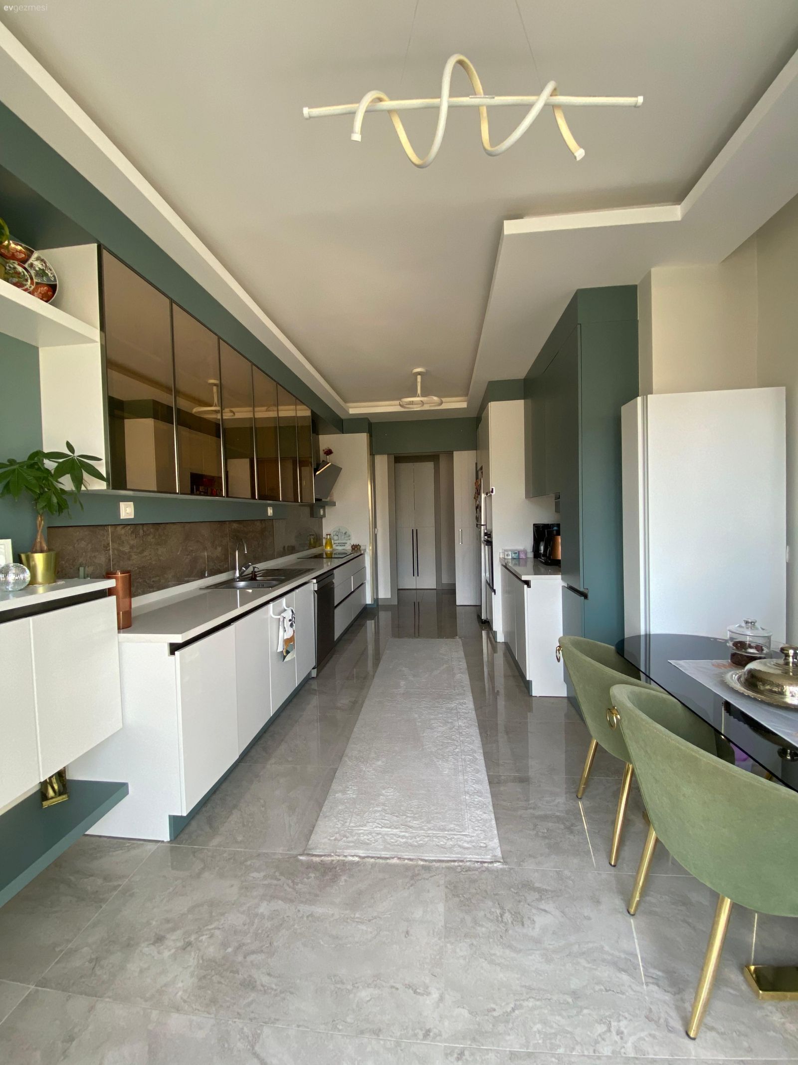 Mutfak, Koridor tipi mutfak, Modern, Yeşil, Mutfak tezgahı, Mutfak tezgah arası, Beyaz, Bronz mobilya, Mutfak halısı, Mutfak zemin seramikleri, Mutfak aksesuarları, Davlumbaz, Mutfak Avize Modelleri