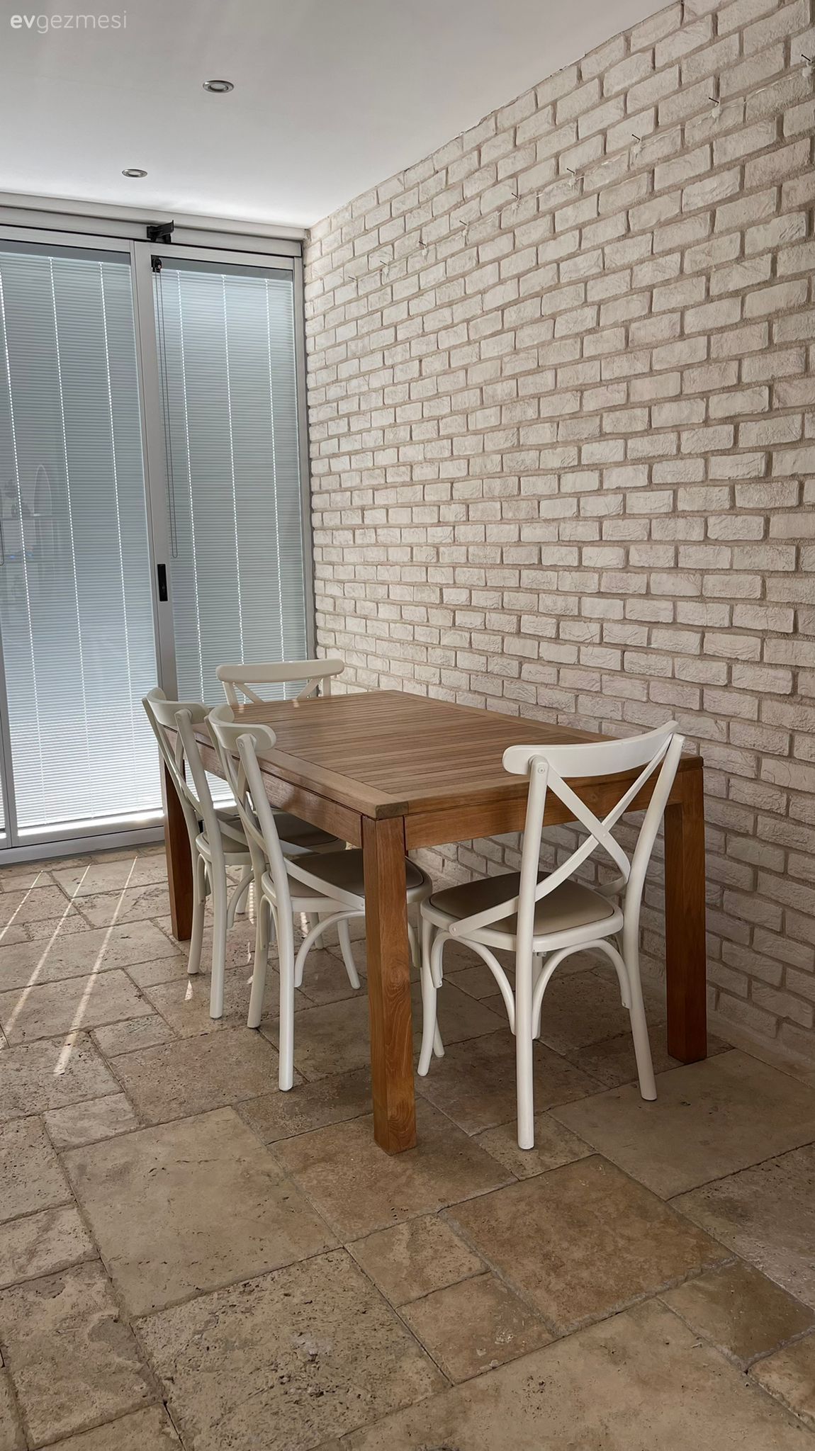 Mutfak, Beyaz, Kahverengi, Ahşap Mobilya, Taş duvar, Duvar dekorasyonu, Jaluzi, Tuğla duvar