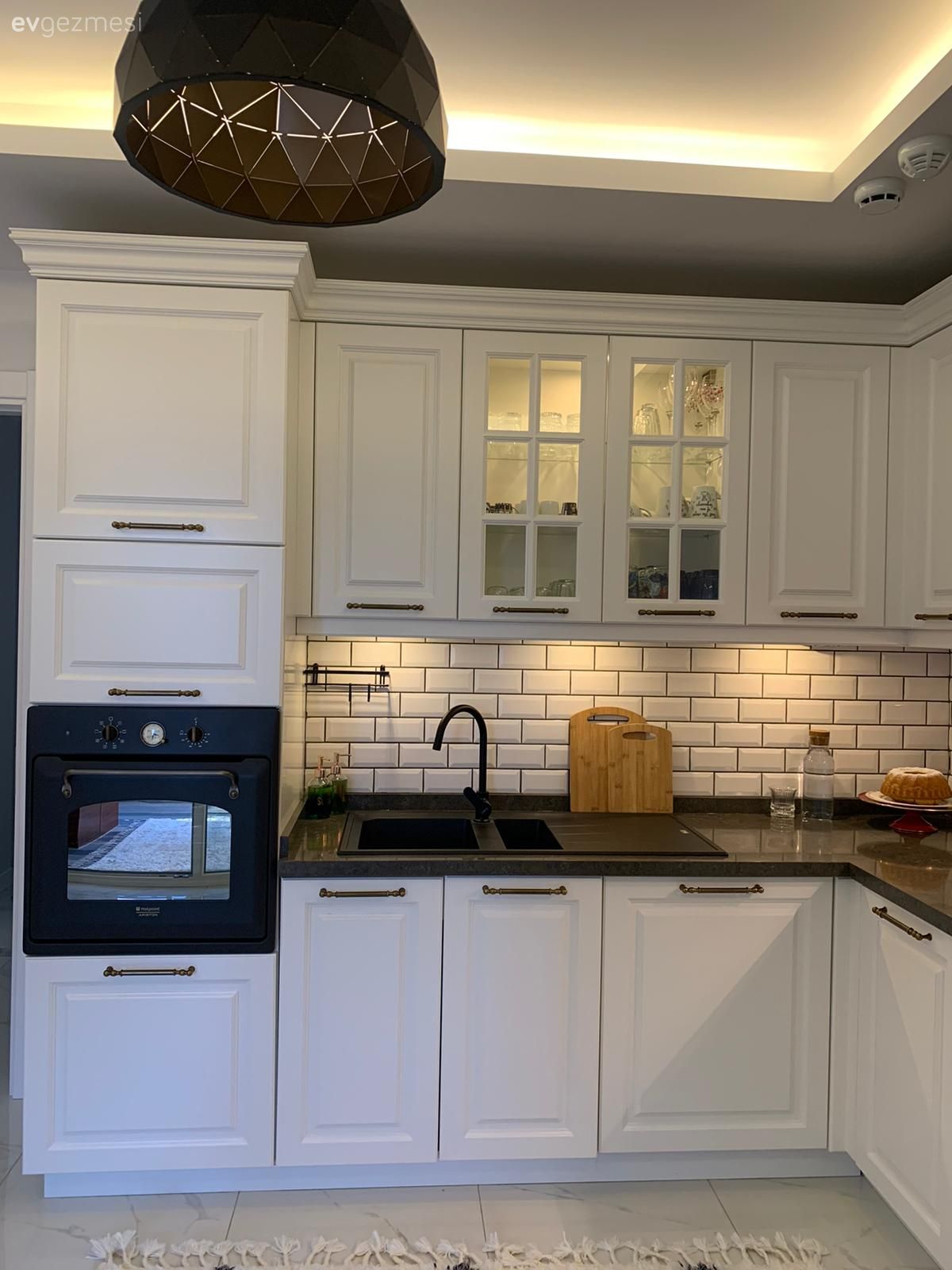 Mutfak, Beyaz, Siyah, Siyah tezgah, Mutfak tezgahı, Mutfak tezgah arası, Tezgah arası seramik, Ankastre, Halı, Geometrik desen, Desenler, Mutfak halısı, Mutfak Avize Modelleri