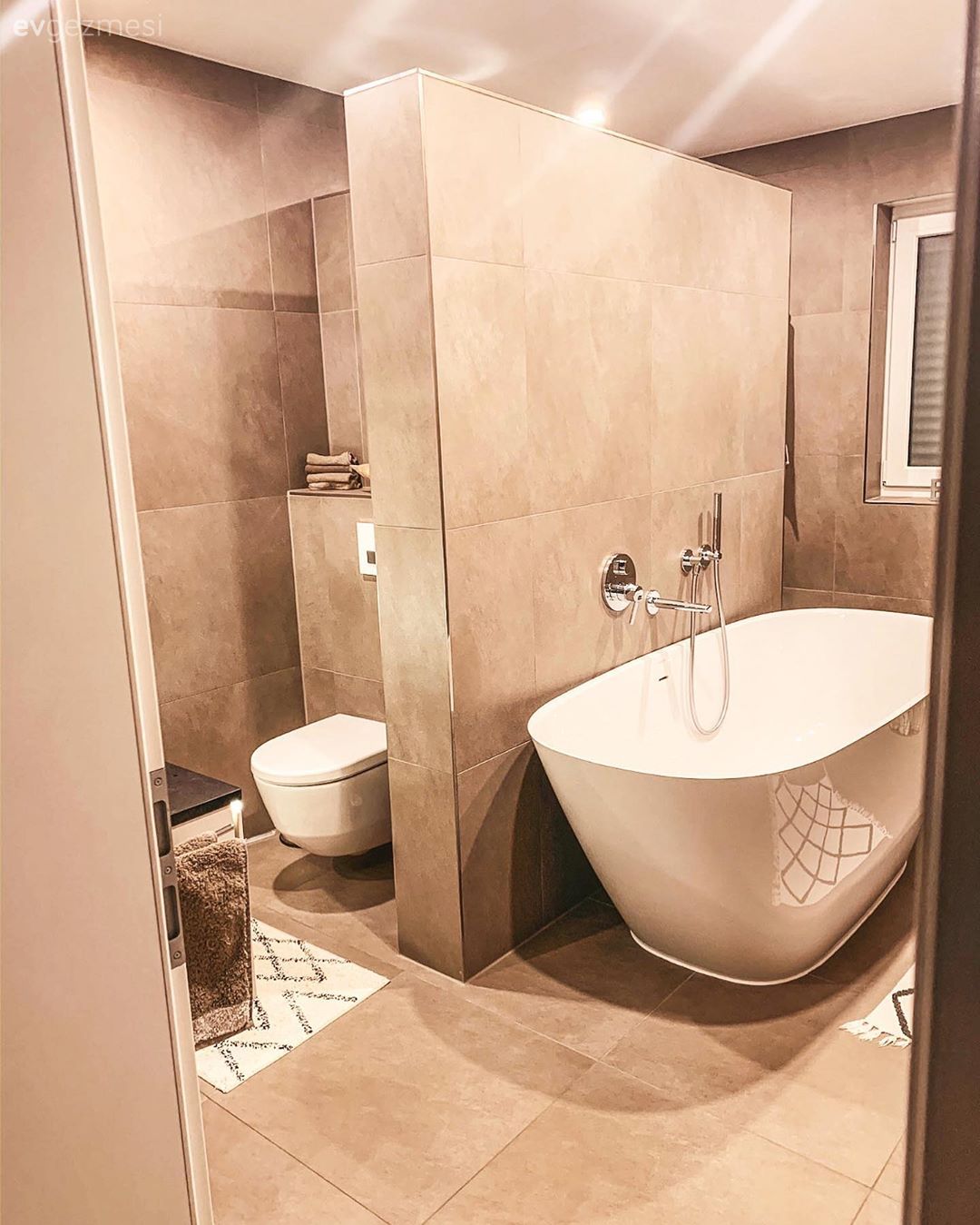 Ev Gezmesi: Beyazlar İçinde Elegan Bir Dekor