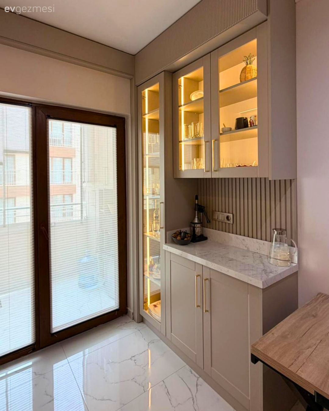 Bu Koridor Tipi Mutfakta Dolap Rengi Her Zamana Uyacak Türden