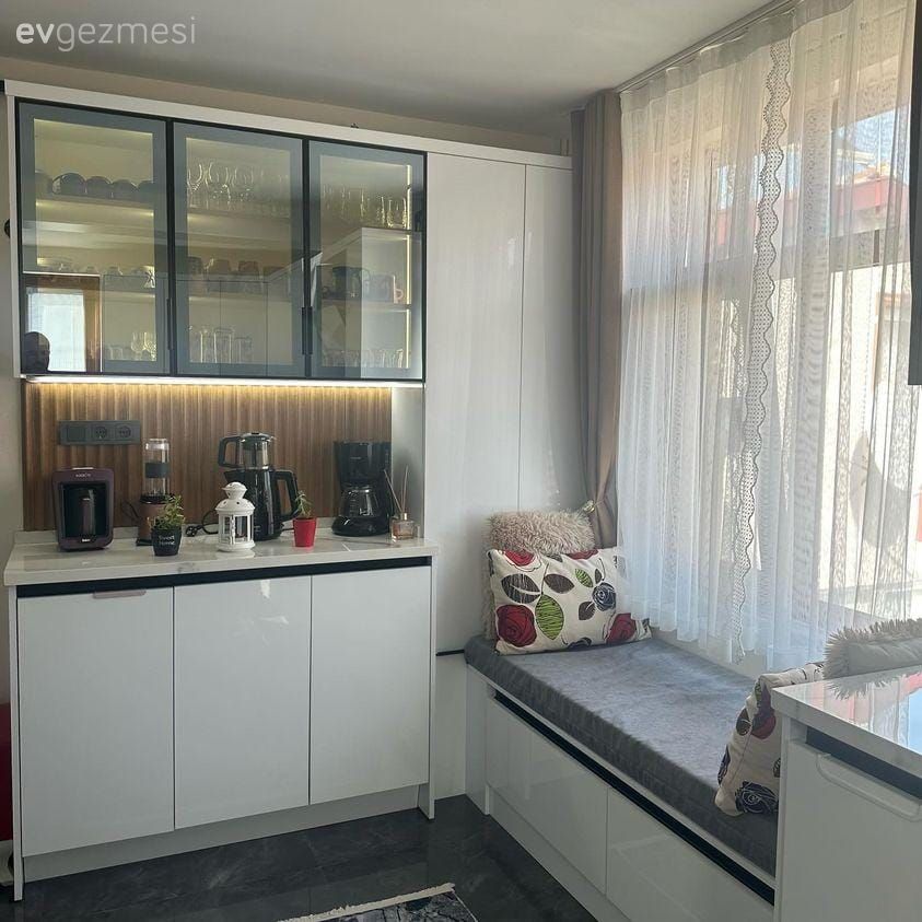 Cam Önünde Sedir Yanında Kahve Köşesi: Keyifli ve Modern Bir Mutfak!