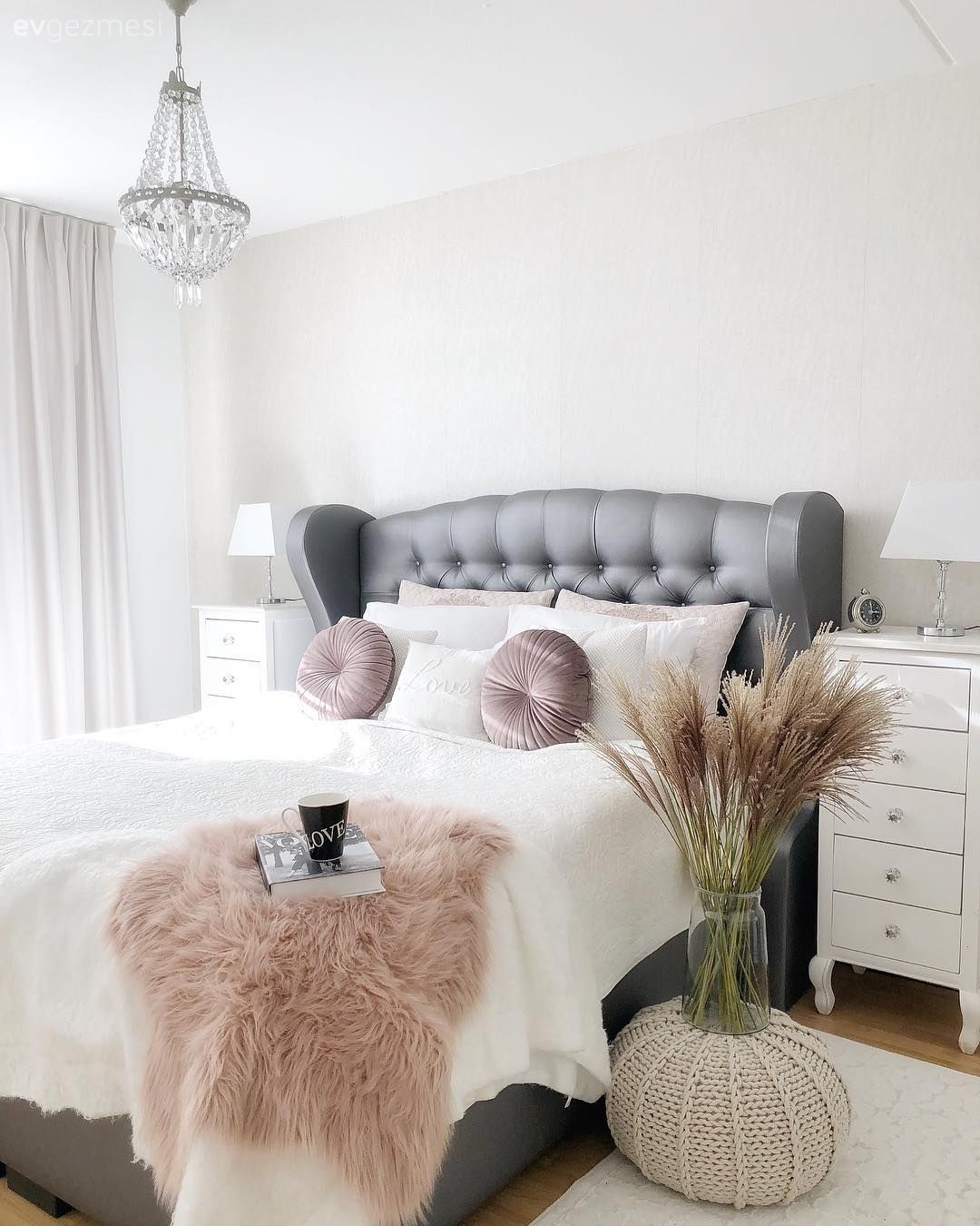 Yatak Odası, Beyaz, Siyah, Kapitone yatak başlığı, Peluş, Yatak odası avizesi, Komodin, Vazo, Ev Aksesuar, Çiçekler, Abajur, Aydınlatma, Fon perde, Perde, Halı