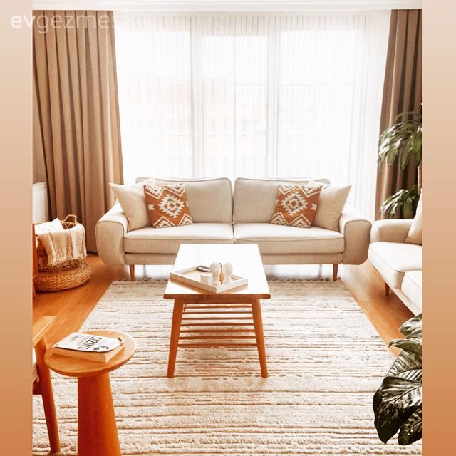 Salon, Bohem Dekorasyon, Krem, Kahverengi, Turuncu, Koltuk takımı, Kırlent, Ev tekstili, Vizon, Fon perde, Perde, Tül perde, Orta sehpa, Sehpa, Halı, Salon halısı, Yan sehpa, Ev bitkisi