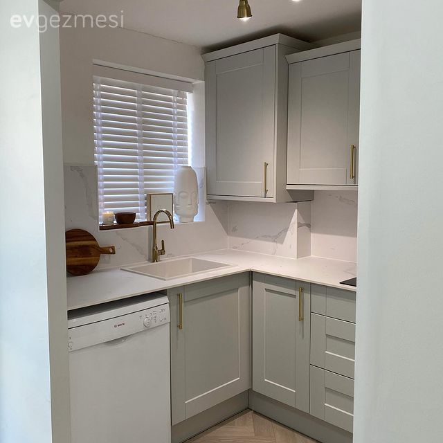 Modern mutfak, Mutfak, Beyaz, Bej, Siyah, Mutfak tezgahı, Mutfak tezgah arası, Tezgah arası doğal taş, Altın, Jaluzi