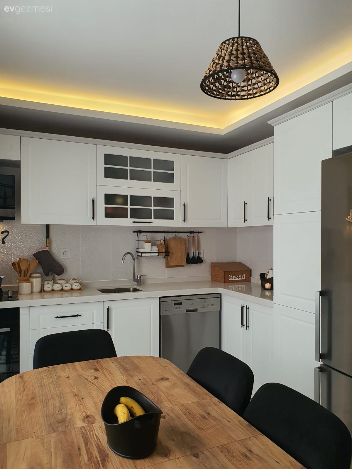 Mutfak, Beyaz mutfak, Beyaz, Siyah, Mutfak tezgahı, Mutfak tezgah arası, Tezgah arası seramik, Sandalye, Mutfak masası, Led aydınlatma, Aydınlatma, Mutfak Avize Modelleri