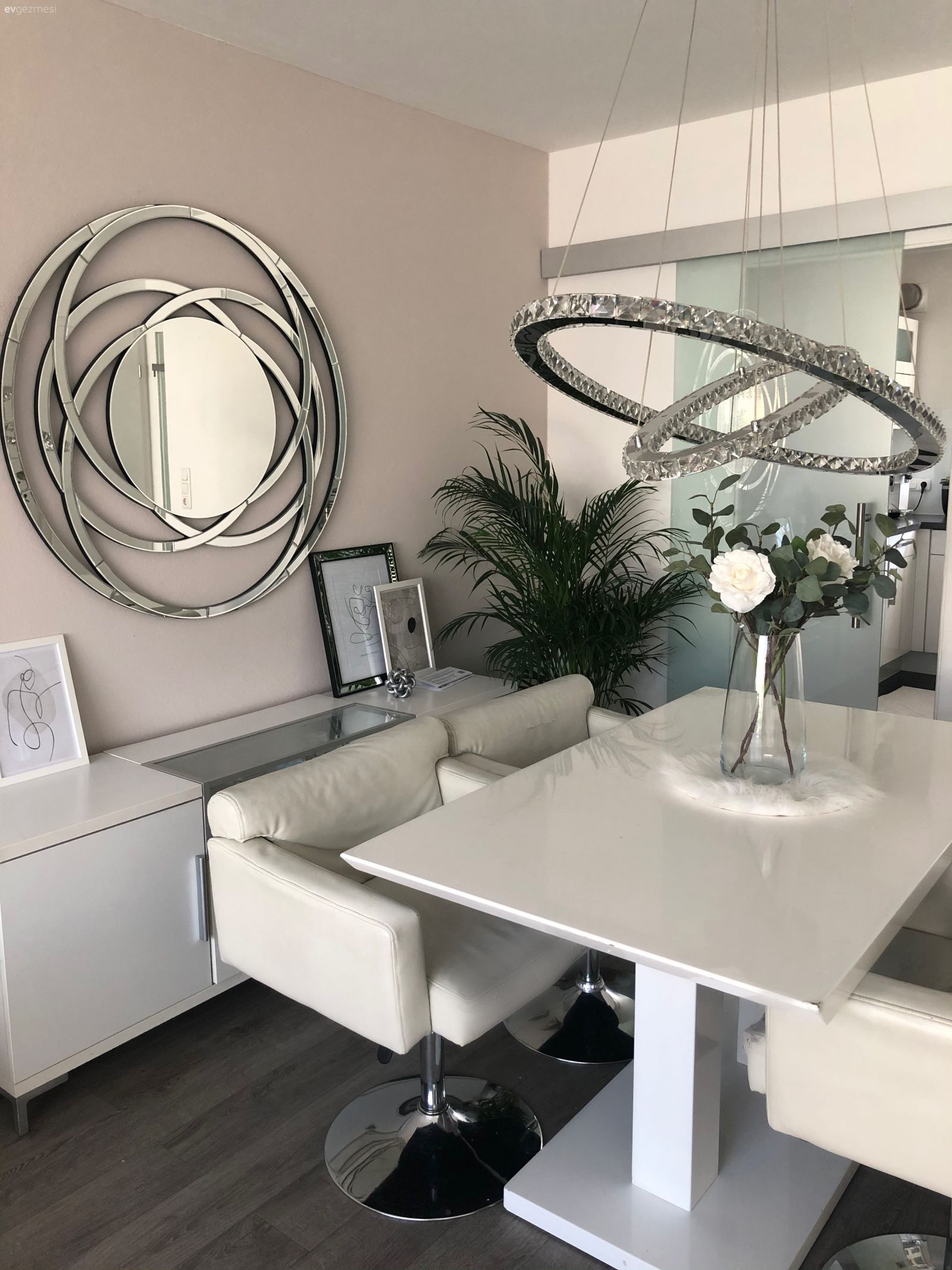 Yemek Odası, Art deko, Beyaz, Gümüş, Yemek masası, Sandalye, Konsol, Konsol üzeri dekoratif objeleri, Yemek odası avizesi, Ayna, Çerçeve, Ev bitkisi, Parke, Vazo, Ev Aksesuar, Çiçekler