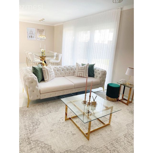 Salon, Modern, Krem, Bej, Beyaz koltuk, Altın, Koltuk takımı, Orta sehpa, Sehpa, Sehpa üstü aksesuarı, Ev Aksesuar, Halı, Salon halısı, Sandalye, Yemek masası, Kırlent, Ev tekstili, Tül perde, Perde, Zümrüt yeşili, Puf