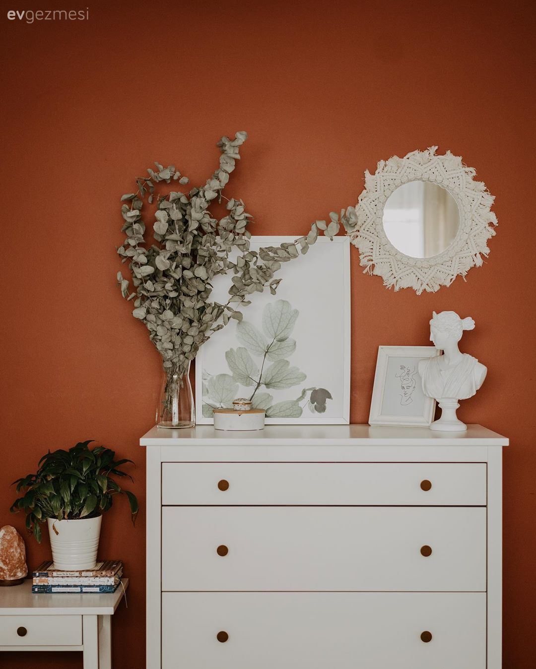 Turuncu duvar rengi, Beyaz, Tablo, Duvar dekorasyonu, Şifonyer, Yatak Odası, Vazo, Ev Aksesuar, Ayna, Bohem Dekorasyon