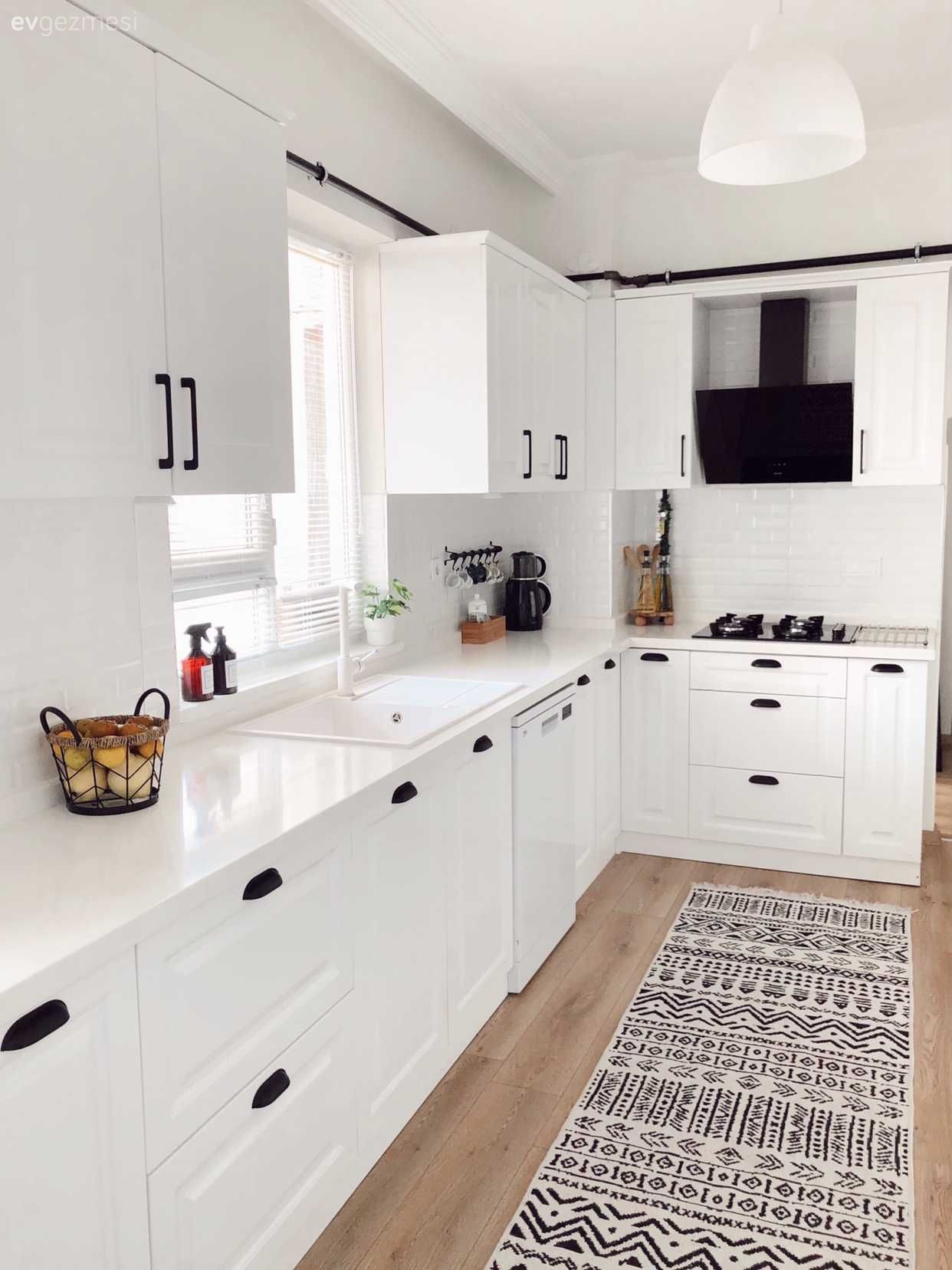 Mutfak, Beyaz mutfak, Beyaz, Koridor tipi mutfak, Siyah, İskandinav, Mutfak tezgahı, Mutfak tezgah arası, Tezgah arası seramik, Ankastre, Mutfak halısı, Mutfak Avize Modelleri, Davlumbaz, Mutfak perdesi, Shaker kapaklı dolaplar, Kilim, Halı