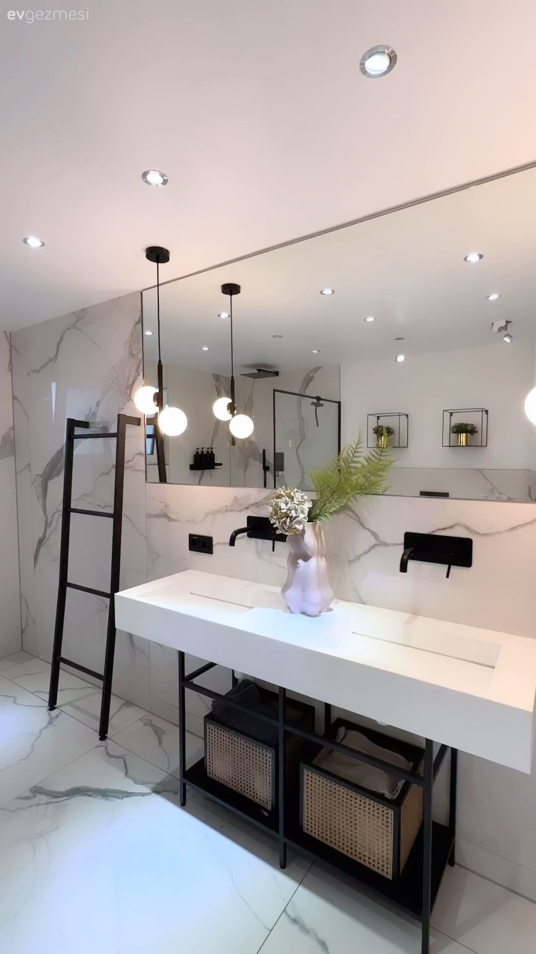 Banyo, Beyaz, Siyah, Banyo dolabı, Spot aydınlatma, Aydınlatma, Banyo seramikleri