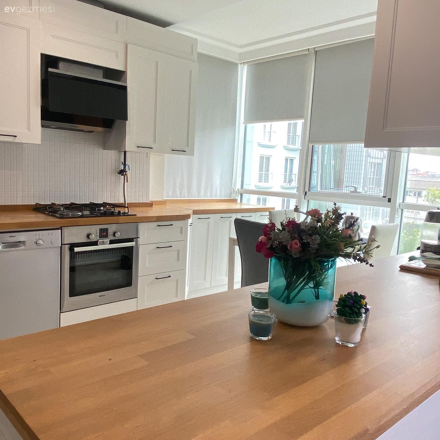 Mutfak, Beyaz ve ahşap mutfak, Mutfak tezgahı, Mutfak tezgah arası, Tezgah arası seramik, Ada mutfak, Ankastre, Mutfak perdesi, Vazo, Ev Aksesuar, Ahşap mutfak tezgahı