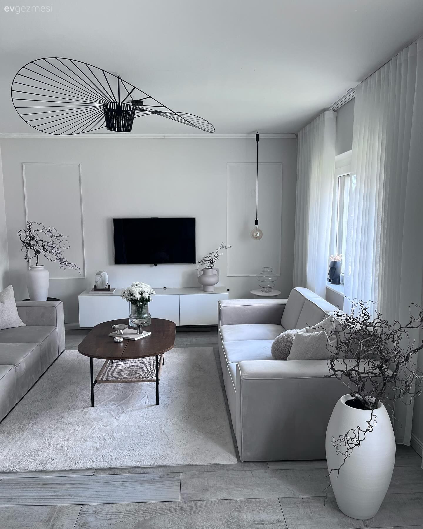 Salon, İskandinav, Beyaz, Bej, Krem, Koltuk takımı, Duvar çıtalama, Tv ünitesi, Tül perde, Perde, Halı, Salon halısı, Kırlent, Ev tekstili, Avize, Aydınlatma, Vazo, Ev Aksesuar, Dekoratif Objeler, Parke