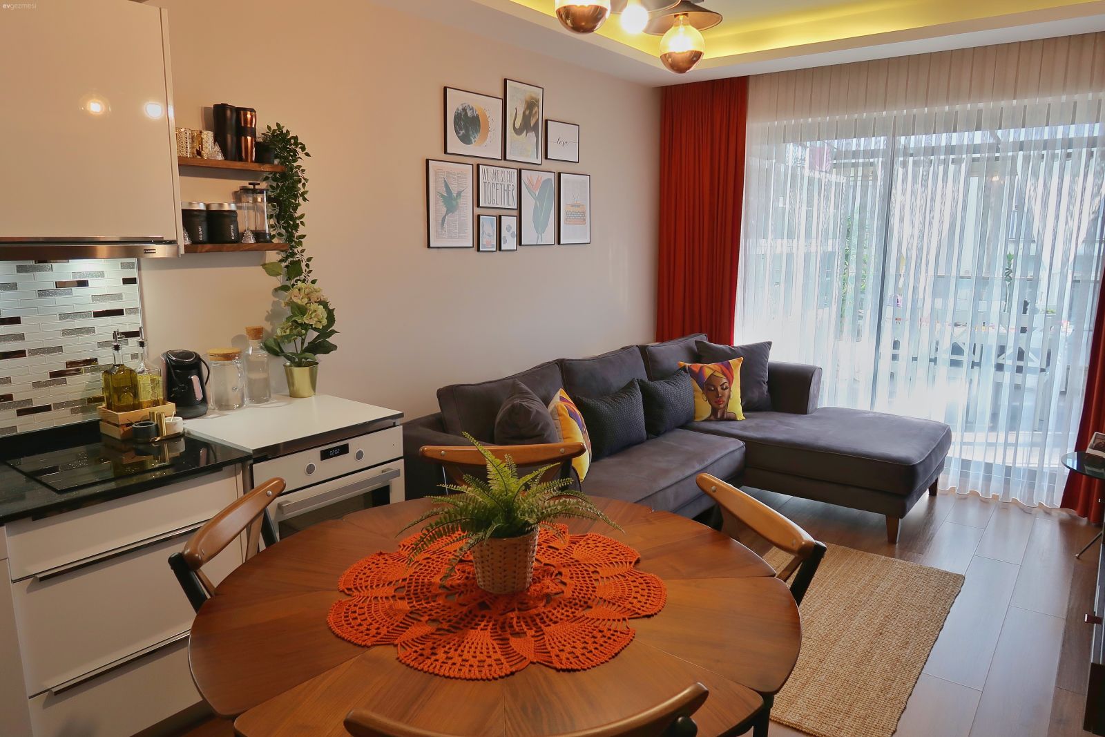 Salon, Modern, Koltuk takımı, Köşe koltuk, Gri, Sarı, Kırmızı, Yeşil, Kırlent, Ev tekstili, Çerçeve, Galeri duvarı, Duvar dekorasyonu, Fon perde, Perde, Tül perde, Halı, Sandalye, Yemek masası, Ev bitkisi, Amerikan Mutfak, Mutfak