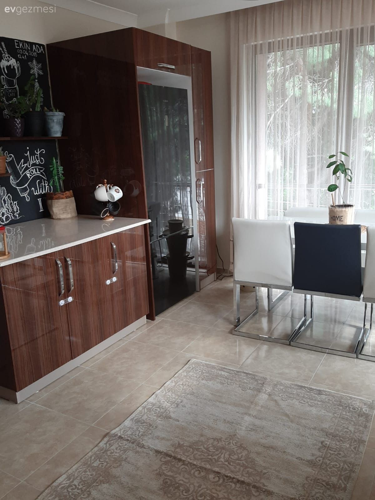 Mutfak, Kahverengi, Siyah, Beyaz, Mutfak masası, Sandalye, Tül perde, Perde, Saksı, Ev bitkisi