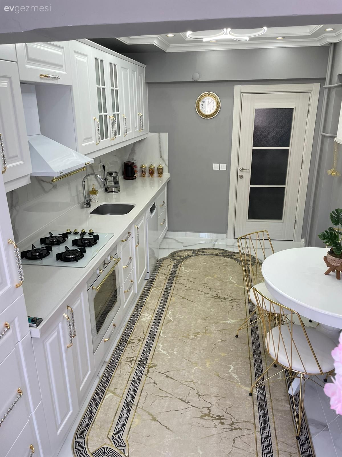 Bu İstanbul Evinde Modern Stil Altın Işıltısıyla Hareket Kazanmış