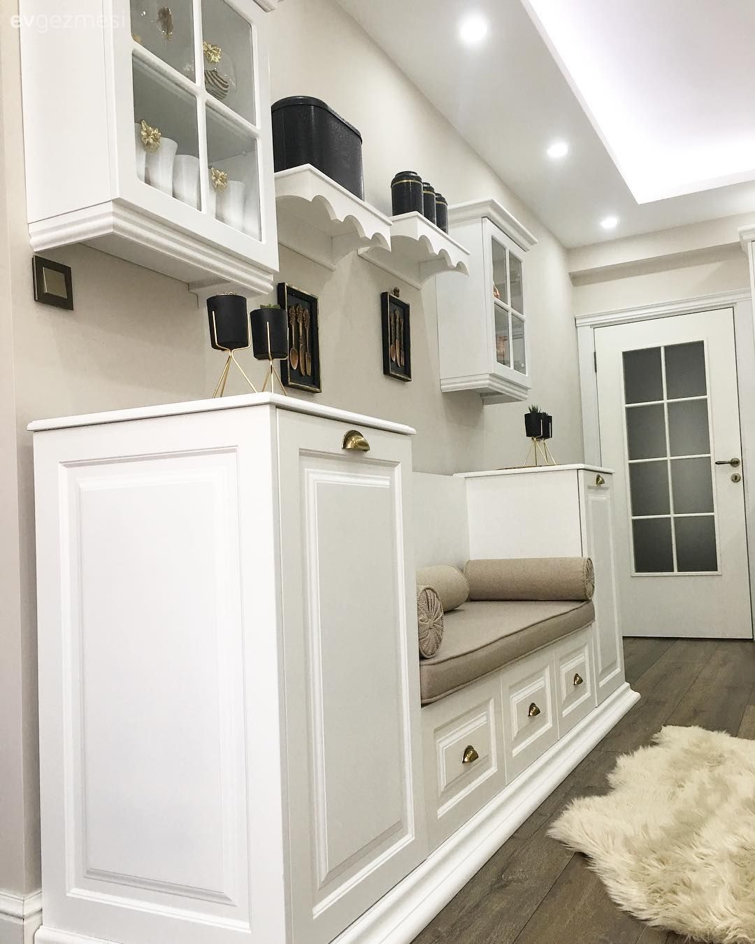 Mutfak, Beyaz mutfak, Country mutfak, Post halı, Shaker kapaklı dolaplar, Sedir, Mutfak aksesuarları