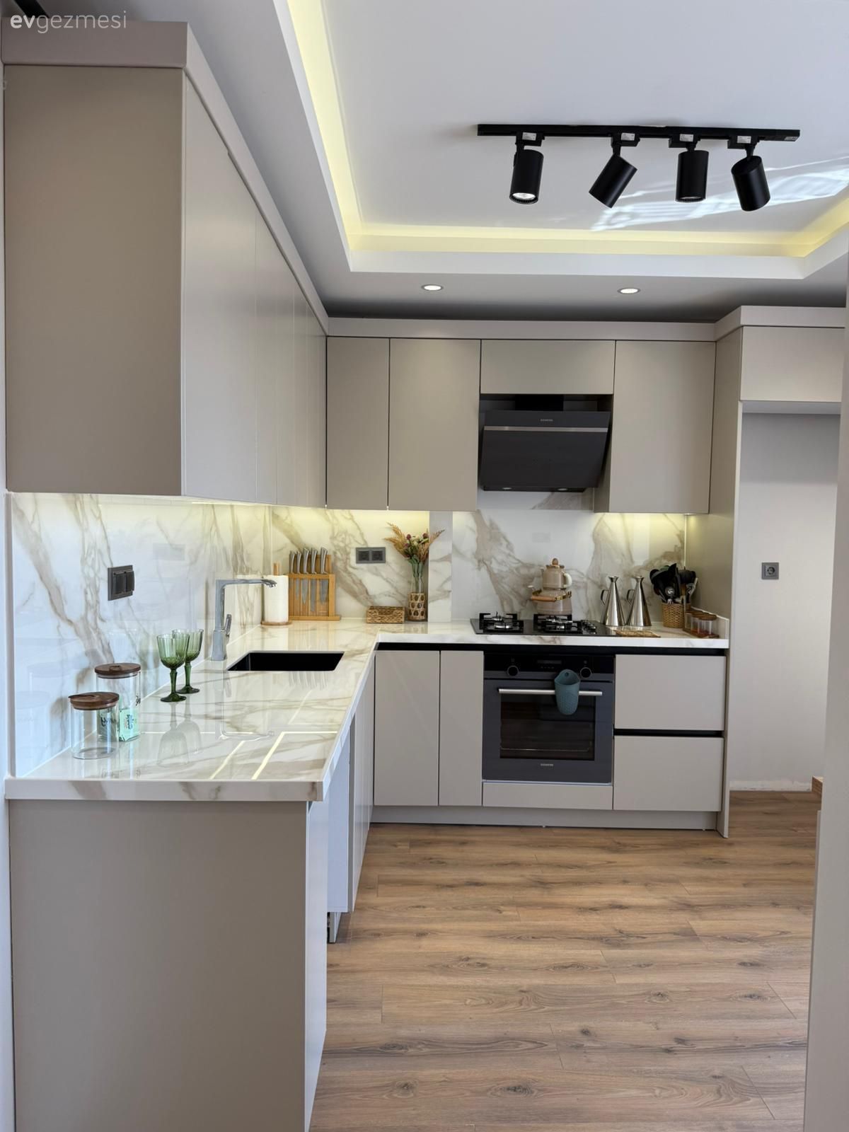 Mutfak, Bej, Krem, Beyaz, Siyah, Mutfak tezgahı, Mutfak tezgah arası, Porselen tezgah, Ankastre, Spot aydınlatma, Aydınlatma, Led aydınlatma, Mutfak aksesuarları, Mutfak Avize Modelleri, Eviye , Parke