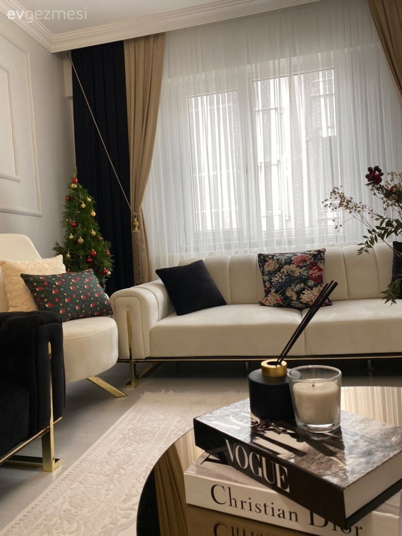 Beyaz, Krem, Fon perde, Perde, Tül perde, Koltuk takımı, Berjer, Kırlent, Ev tekstili, Duvar çıtalama, Halı, Salon halısı, Orta sehpa, Sehpa, Dekoratif Objeler