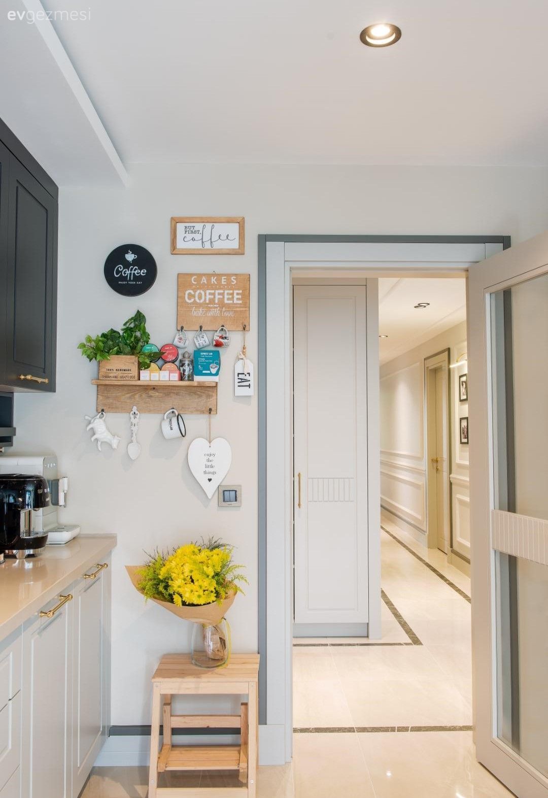 Mutfak, Bej, Antrasit  , Mutfak aksesuarları, Beyaz, Vizon, Mutfak rafı, Spot aydınlatma, Aydınlatma