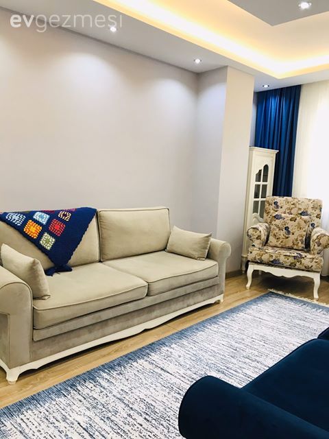 Oturma Odası, Mavi, Krem, Koltuk takımı, Berjer, Çiçekli desen, Desenler, Halı, Fon perde, Perde