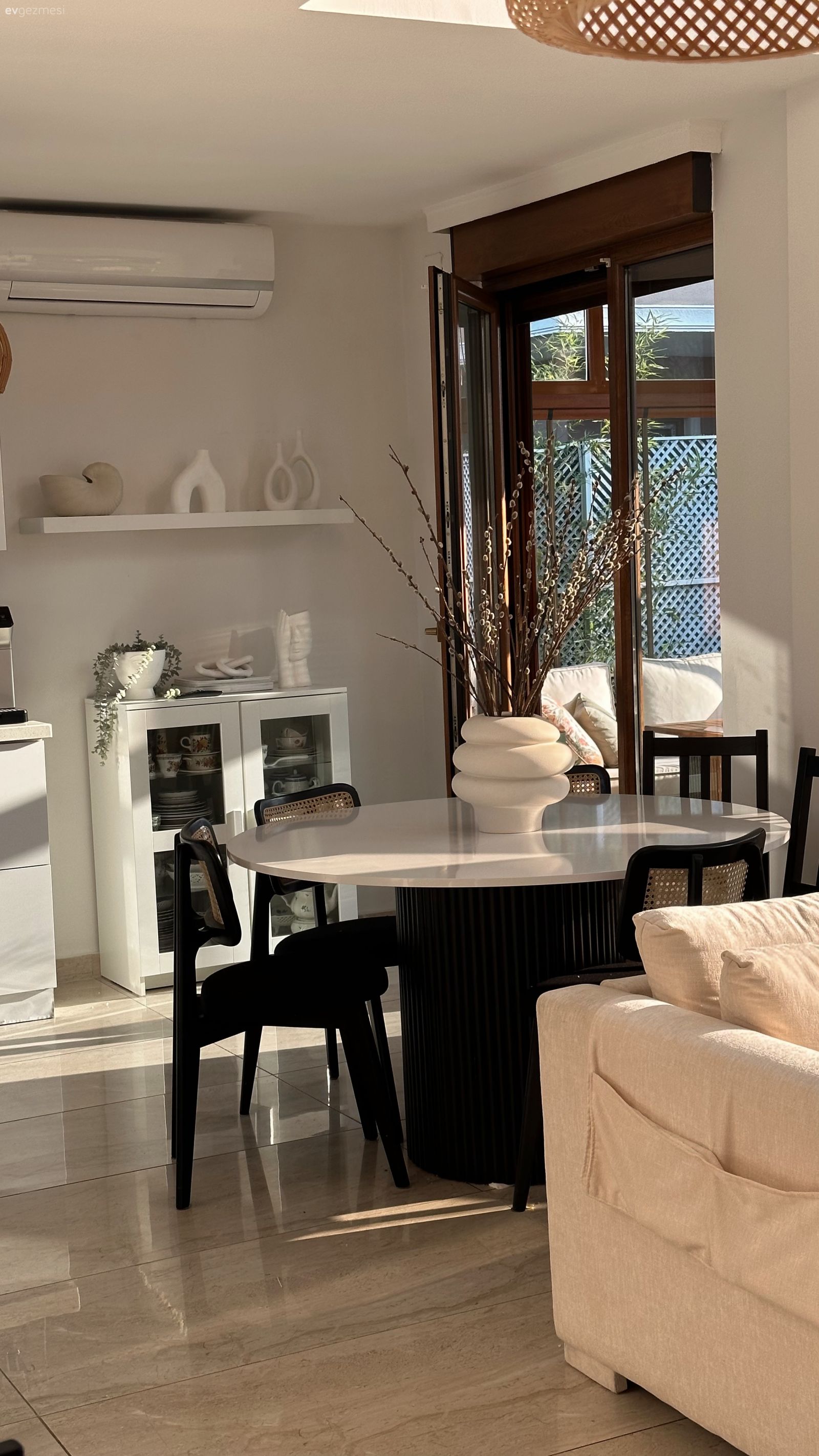 Yüksek Tavanlı Bu Evde Mutfakta Vitray Sürprizi Var