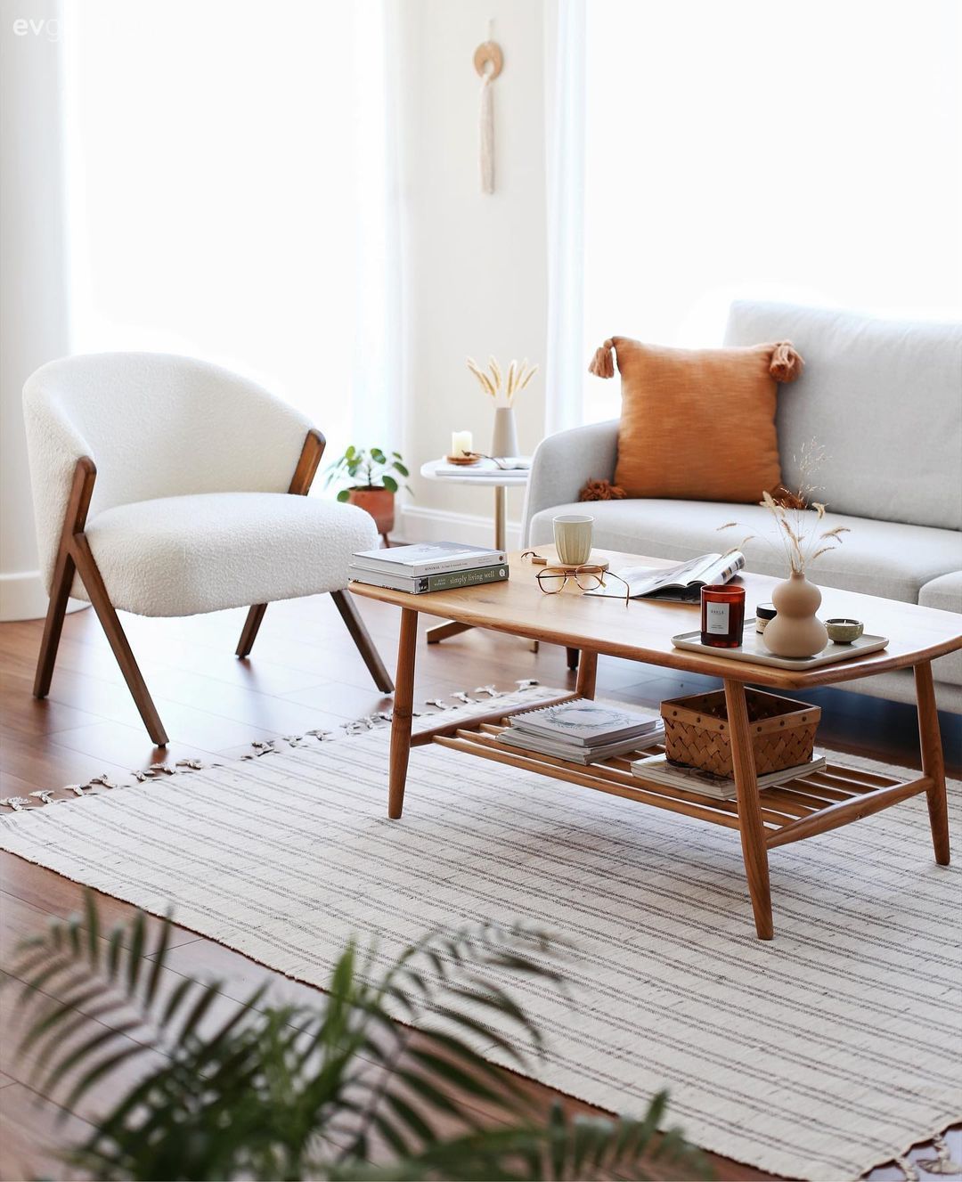 Salon, İskandinav, Bej, Kahverengi, Turuncu, Beyaz, Koltuk takımı, Halı, Salon halısı, Orta sehpa, Sehpa, Ev bitkisi, Duvar rafı, Duvar dekorasyonu, Kırlent, Ev tekstili, Parke, Berjer