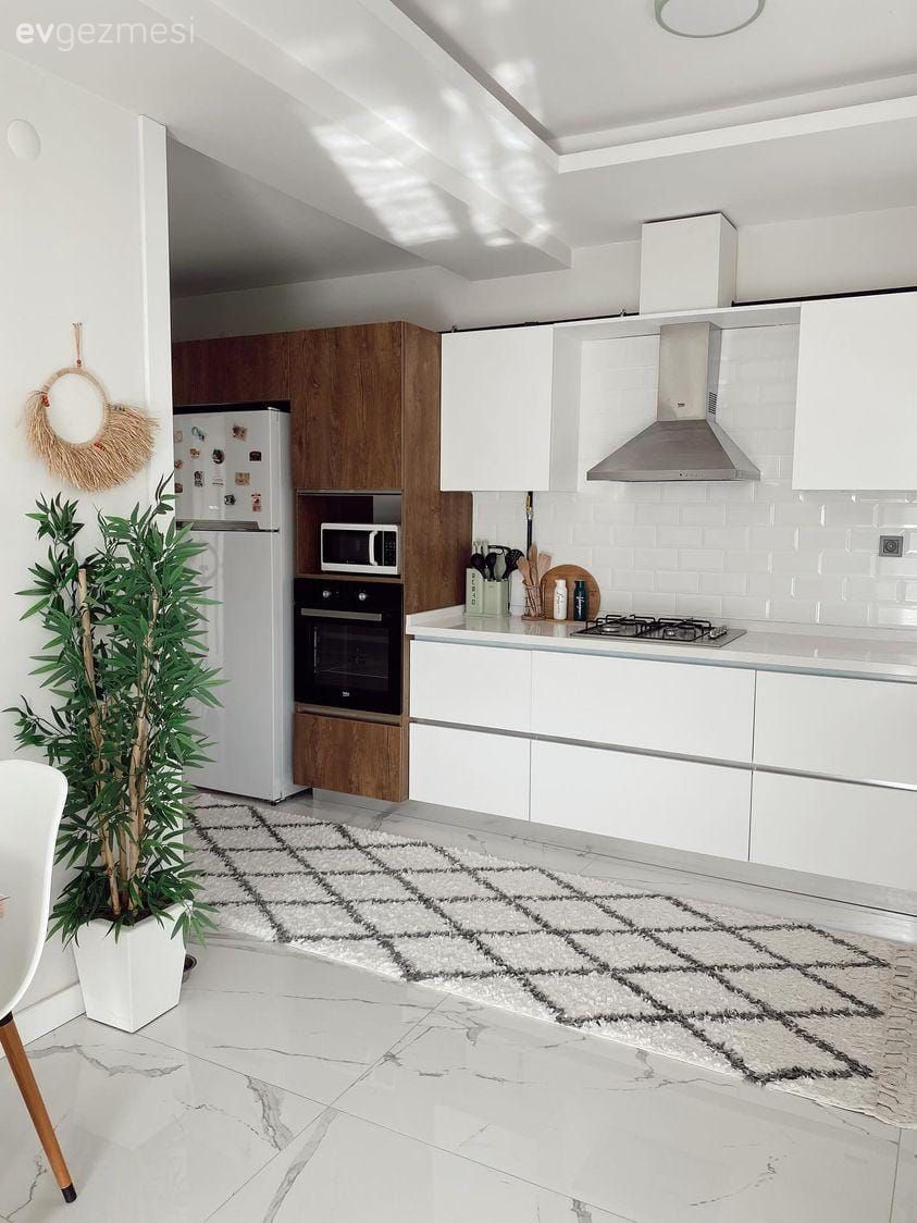 Mutfak, Beyaz, Beyaz ve ahşap mutfak, Kulpsuz mutfak dolabı, Mutfak tezgahı, Modern, Modern mutfak, Ankastre, Mutfak halısı, Saksı, Ev bitkisi, Davlumbaz, Desenler