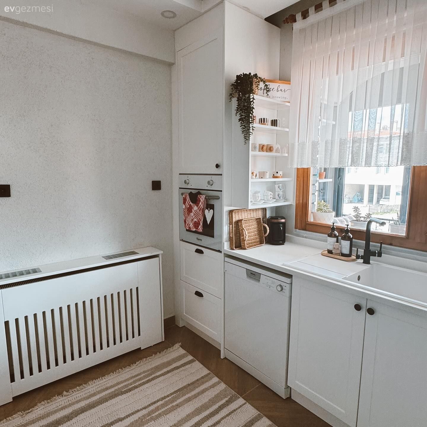 Mutfak, Beyaz mutfak, Shaker kapaklı dolaplar, Mutfak tezgahı, Mutfak tezgah arası, Eviye , Mutfak bataryası, Mutfak perdesi, Mutfak aksesuarları