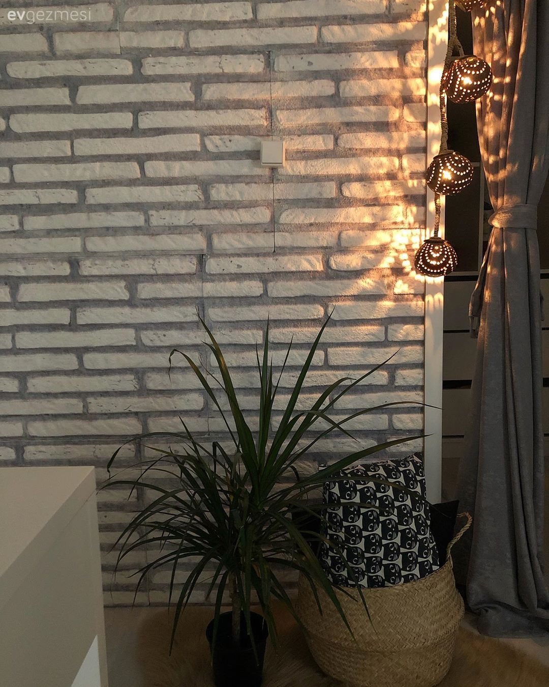 Taş duvar, Duvar dekorasyonu, Ev bitkisi, Hasır sepet, Kırlent, Ev Aksesuar, Perde